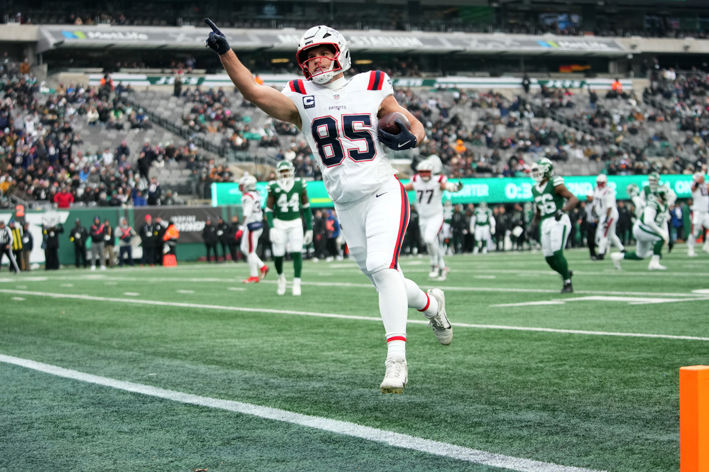 New England Patriots tight end Hunter Henry scores a touchdown against the New York Jets during the first half of an NFL football game, Sunday, Dec. 28, 2025, in East Rutherford, N.J. (AP Photo/Frank Franklin)