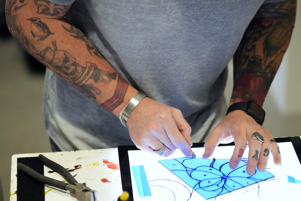 Navy veteran Brooks Herring works on a piece of stained glass in the CreatiVets headquarters on Wednesday, Sept. 9, 2025, in Nashville, Tenn. (AP Photo/Mark Humphrey)
