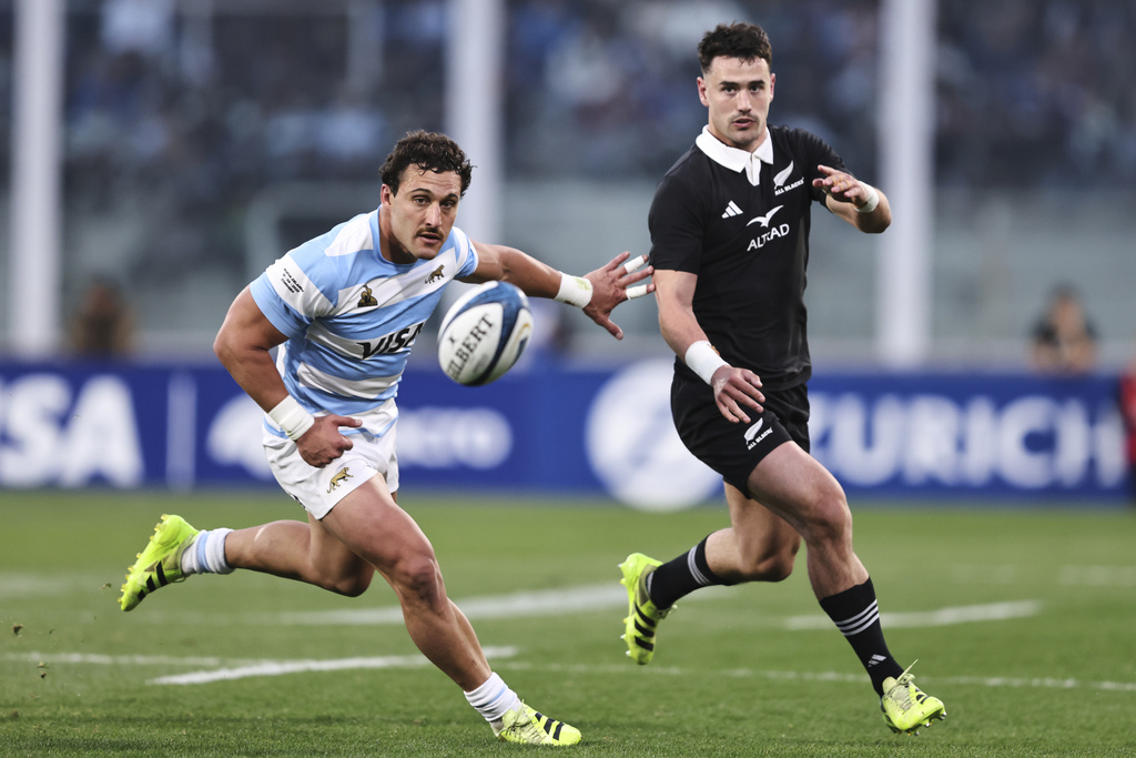 Argentina's Los Pumas Rodrigo Isgro, left, and New Zealand's All Blacks Will Jordan run after the ball during a rugby championship match at Mario Alberto Kempes stadium in Cordoba, Argentina, Saturday, Aug. 16, 2025. (AP Photo/Nicolas Aguilera)