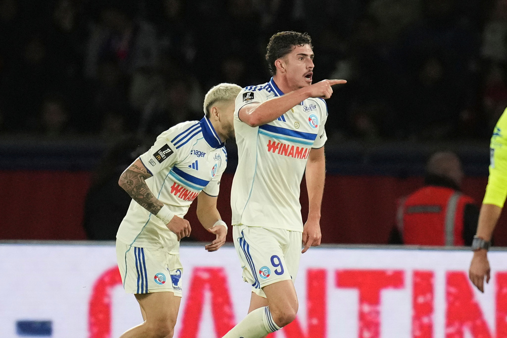 Strasbourg's Joaquin Panichelli, right, celebrates after scoring his side's opening goal during the French League One soccer match between Paris Saint-Germain and Strasbourg, in Paris, France, Friday, Oct. 17, 2025. (AP Photo/Christophe Ena)