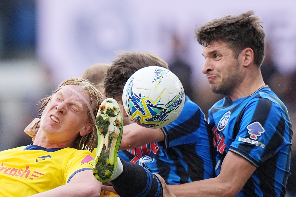 Atalanta's Berat Djimsiti, right, and Verona's Unai Nunez, left, challenge for the ball during the Serie A soccer match between Atalanta Bergamo and Hellas Verona in Bergamo, Italy, Sunday, March 22, 2026. (Spada/LaPresse via AP)