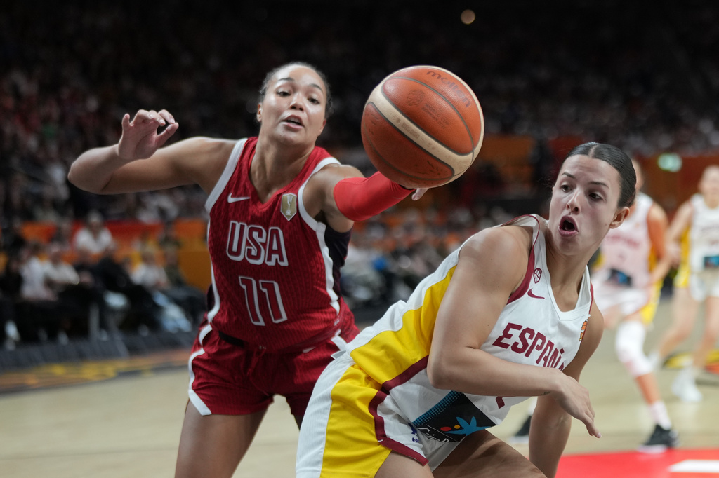 Napheesa Collier, of the United States, reaches for the ball over Spain's Elena Buenavida during the Women's Basketball World Cup semifinal match between the United States and Spain in Berlin, Saturday, Sept. 12, 2026. (AP Photo/Ebrahim Noroozi)