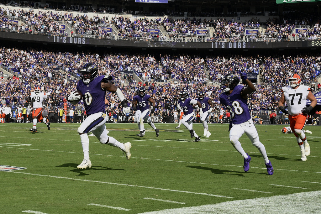Baltimore Ravens linebacker Roquan Smith runs for a touchdown after recovering a fumble by Cleveland Browns quarterback Joe Flacco during the second half of an NFL football game, Sunday, Sept. 14, 2025, in Baltimore. (AP Photo/Nick Wass)