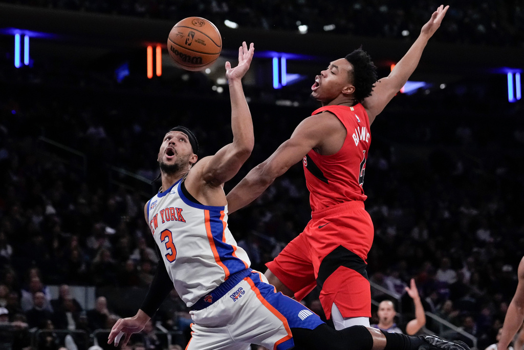 New York Knicks guard Josh Hart (3) fights for control of the ball with Toronto Raptors forward Scottie Barnes during the first half of an NBA basketball game, Sunday, Nov. 30, 2025, in New York. (AP Photo/Yuki Iwamura)