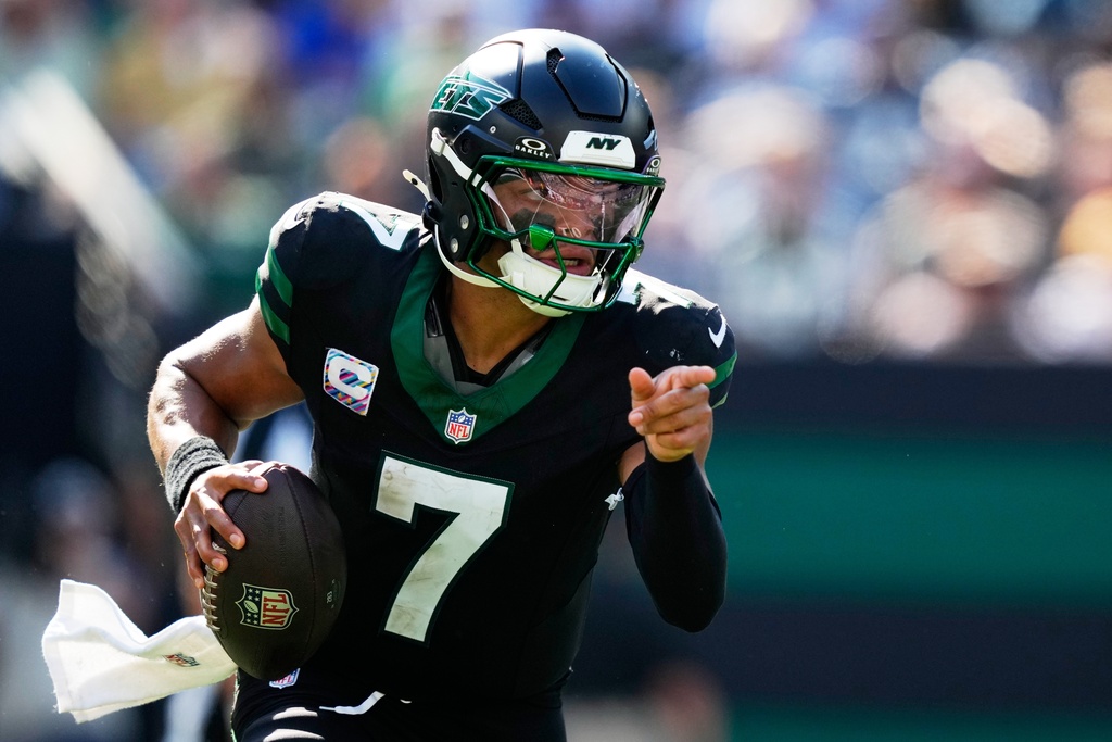 New York Jets' Justin Fields during the first half of an NFL football game against the Dallas Cowboys Sunday, Oct. 5, 2025, in East Rutherford, N.J. (AP Photo/Yuki Iwamura)