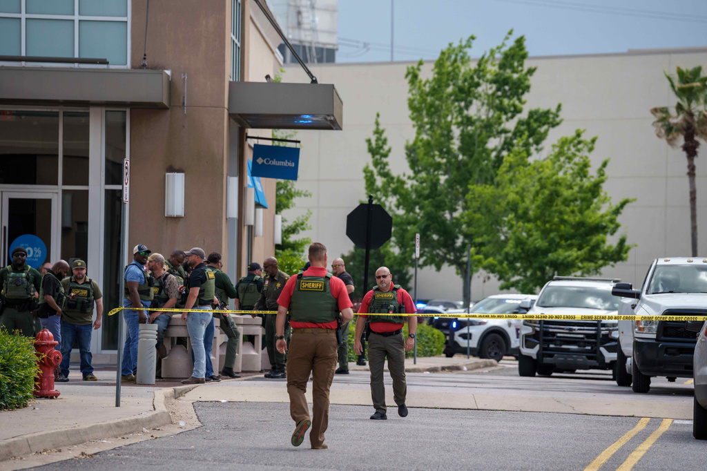 Law enforcement personnel respond to reports of a shooting at Mall of Louisiana in Baton Rouge, La., Thursday, April 23, 2026. (AP Photo/Matthew Hinton)