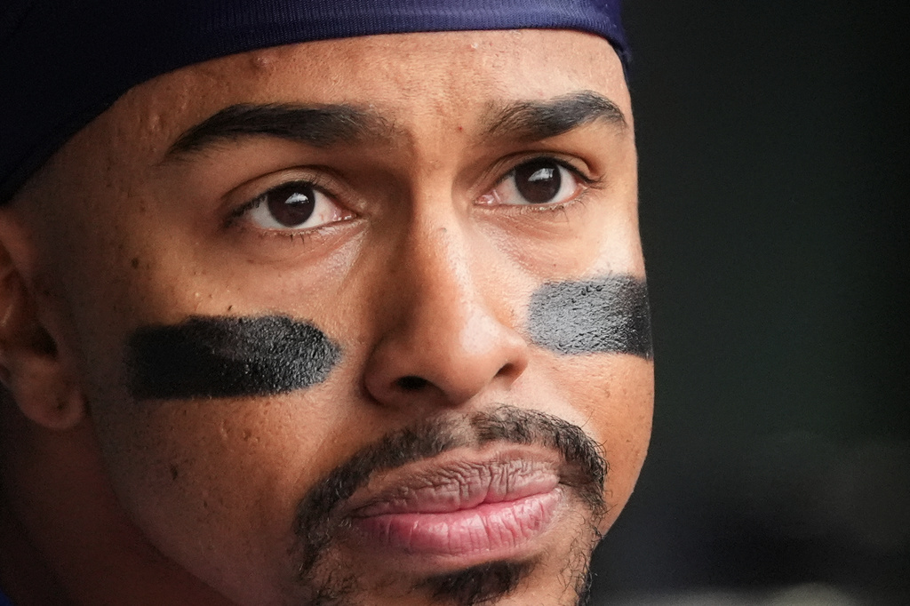 New York Mets' Francisco Lindor looks to the field during the ninth inning of a baseball game against the Chicago Cubs in Chicago, Sunday, April 19, 2026. (AP Photo/Nam Y. Huh)