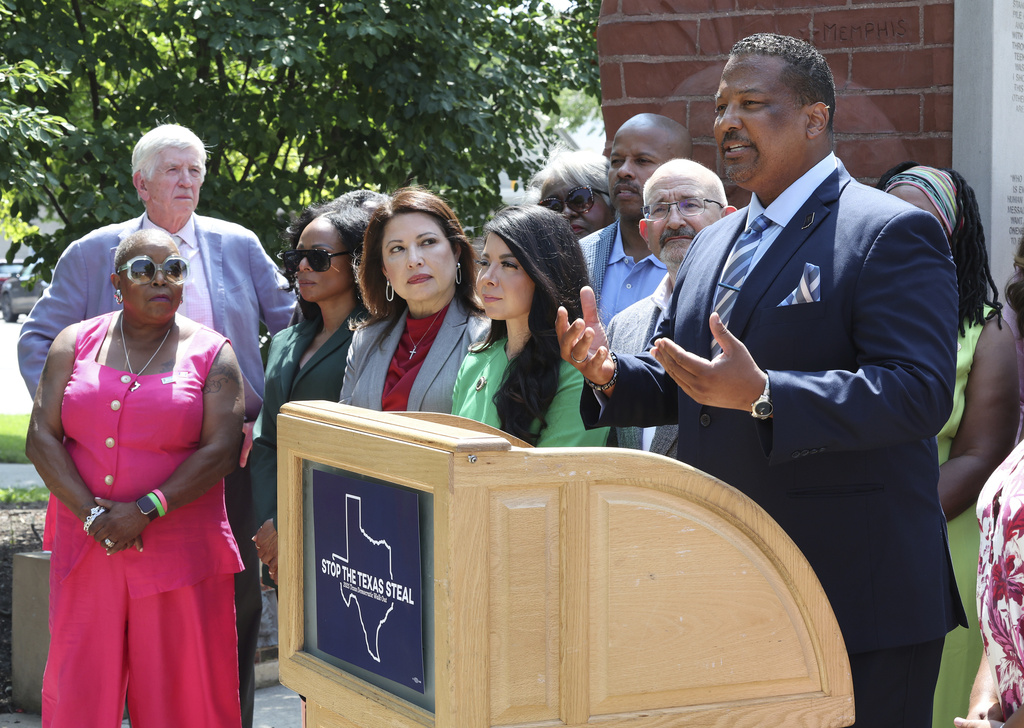Indiana State Rep. Earl Harris Jr., right, D-2nd, chair of the Indiana Black Legislative Caucus, speaks as a group of Democrat politicians from Indiana and Texas gather in Chicago, Wednesday, Aug. 13, 2025, to warn of the dangers of irregular redistricting and the Texans continue to try to prevent a redistricting effort by Republicans in their state. (Terrence Antonio James/Chicago Tribune via AP)