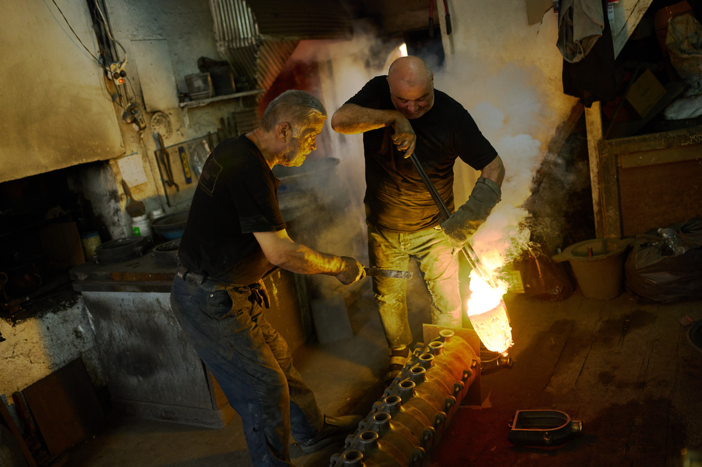 Master sand casters Mevlut, left, and Ahmet Yildirim make molds for pouring molten metal in their workshop in the Buyukhan artisan quarter in Istanbul, Turkey, Thursday, Aug. 6, 2026. (AP Photo/Francisco Seco)