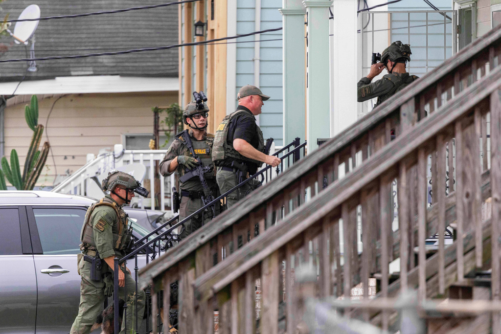 FILE - Law enforcement search for a fugitive that escaped a prison in New Orleans, May 21, 2025. (Chris Granger/The Times-Picayune/The New Orleans Advocate via AP, File)