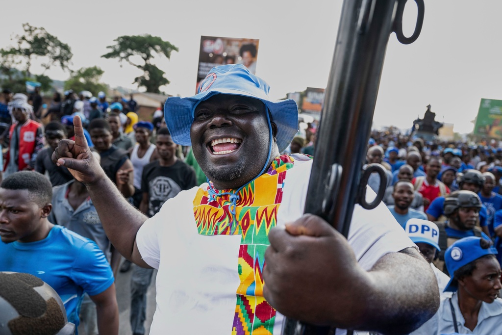 CAPTION CORRECTS PARTY SUPPORT - Supporters of former President Peter Mutharika celebrate in Blantyre, Malawi, Wednesday, Sept. 24, 2025. (AP Photo/Thoko Chikondi)