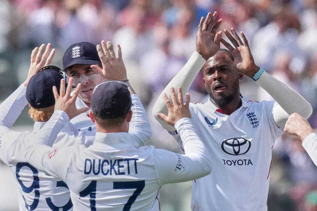 England's Jofra Archer, right, celebrates with teammates the wicket of Pakistan's Shan Masood on day two of the second cricket test match between England and Pakistan in London, Friday, Aug. 28, 2026. (AP Photo/Dave Shopland)