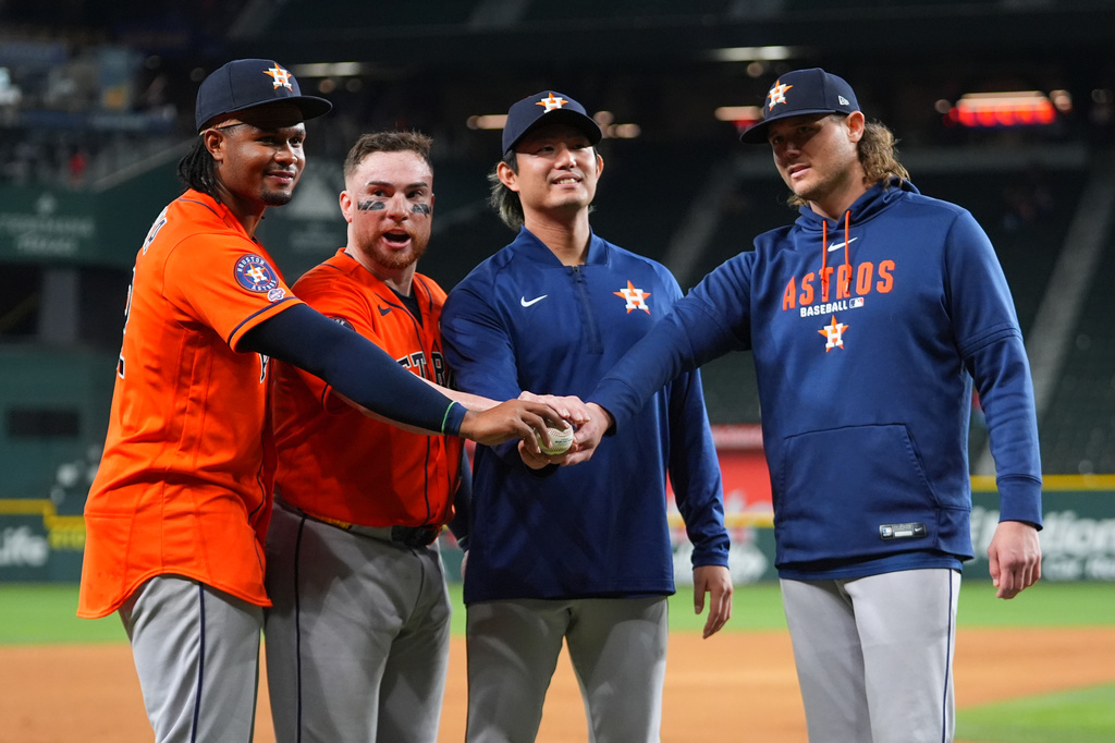 Houston Astros pitchers Alimber Santa, left, Houston Astros starting pitcher Tatsuya Imai throws to the Texas Rangers, center right, and Steven Okert, right, pose with catcher Christian V·zquez after combining for a no-hitter against the Texas Rangers during a baseball game Monday, May 25, 2026, in Arlington, Texas. (AP Photo/Julio Cortez)