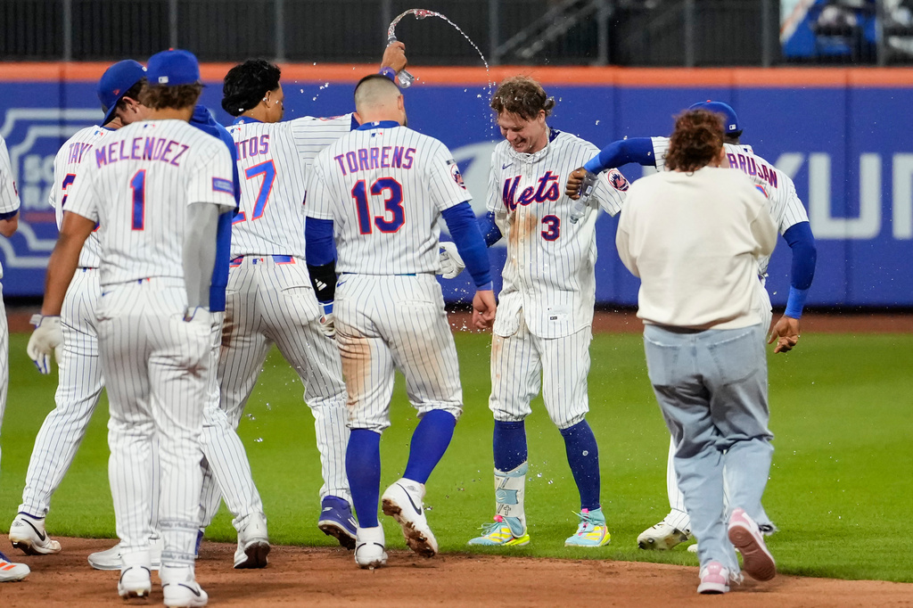 New York Mets' Carson Benge (3) celebrates with teammates after hitting a walk-off RBI single during the tenth inning of a baseball game against the Detroit Tigers, Wednesday, May 13, 2026, in New York. (AP Photo/Yuki Iwamura)