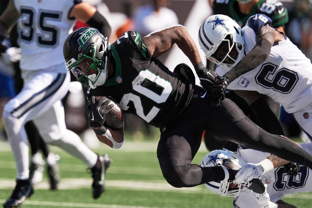 New York Jets' Breece Hall runs for a first down during the first half of an NFL football game against the Dallas Cowboys Sunday, Oct. 5, 2025, in East Rutherford, N.J. (AP Photo/Seth Wenig)