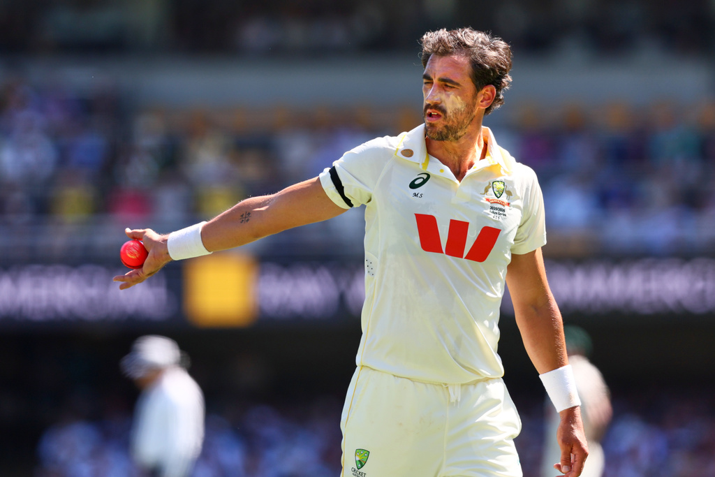 Australia's Mitchell Starc ready to bowl during the second Ashes cricket test match between Australia and England in Brisbane, Thursday, Dec. 4, 2025.. (AP Photo/Tertius Pickard)