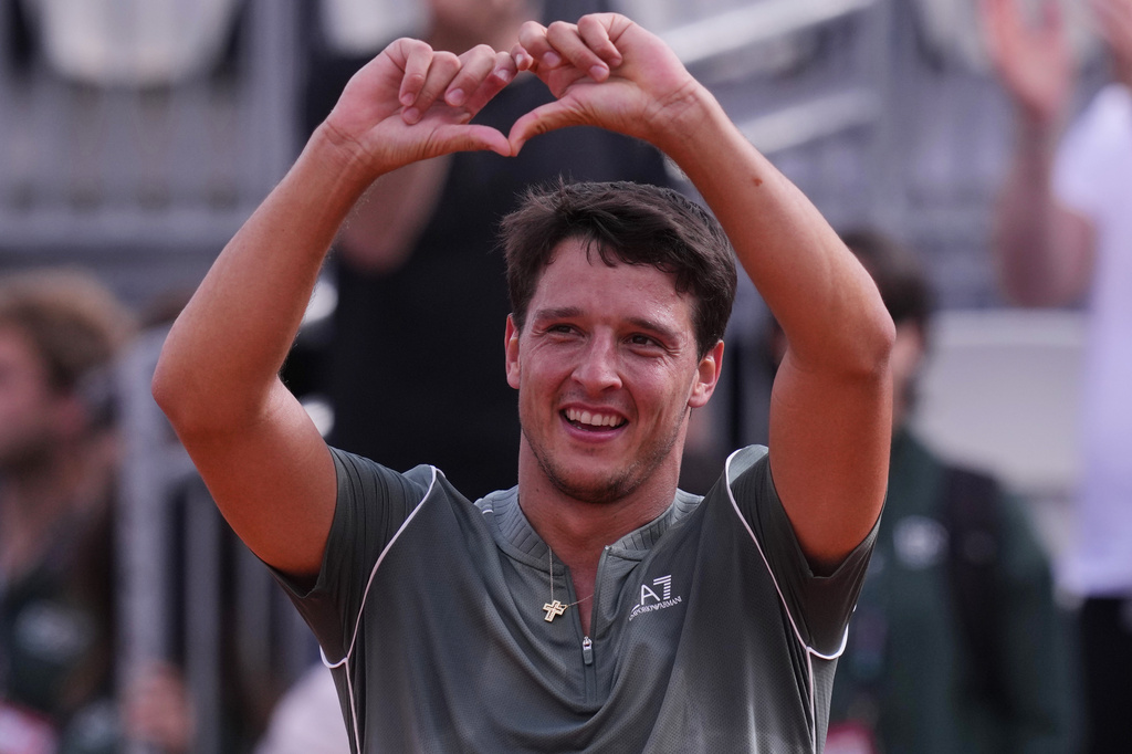 Italy's Luciano Darderi celebrates beating Alexander Zverev, at the Italian Open tennis tournament in Rome, Tuesday, May 12, 2026. (Alfredo Falcone/LaPresse via AP)