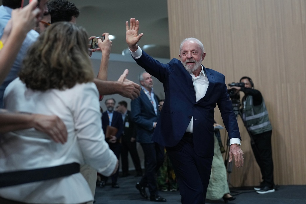 Brazil President Luiz Inacio Lula da Silva waves as he arrives for a news conference at the COP30 U.N. Climate Summit, Wednesday, Nov. 19, 2025, in Belem, Brazil. (AP Photo/Andre Penner)