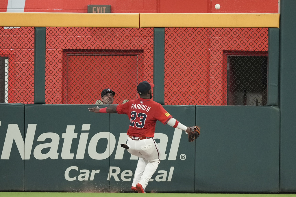 Atlanta Braves outfielder Michael Harris II (23) misses a fly ball hit by New York Mets Mark Vientos (27) in the fourth inning of a baseball game, Friday, Aug. 22, 2025, in Atlanta. (AP Photo/Brynn Anderson)