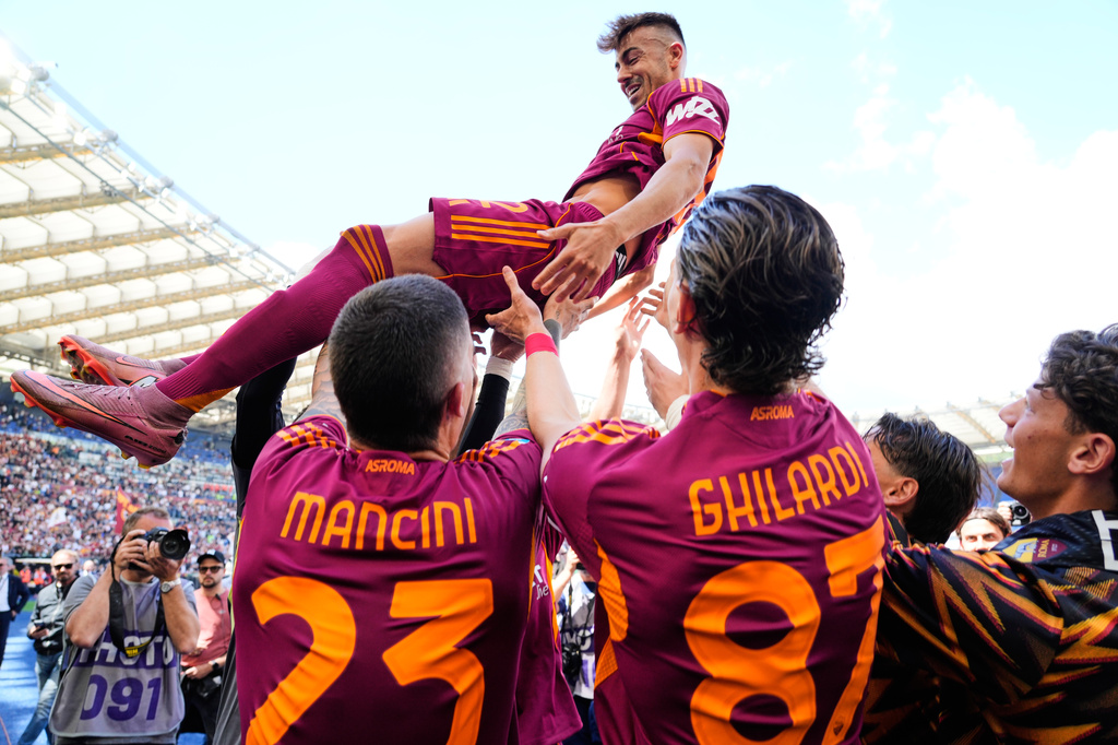 Roma's Stephan El Shaarawy celebrates with teammates at the end of the Italian Serie A soccer match between Roma and Lazio in Rome, Sunday, May 17, 2026. (AP Photo/Gregorio Borgia)