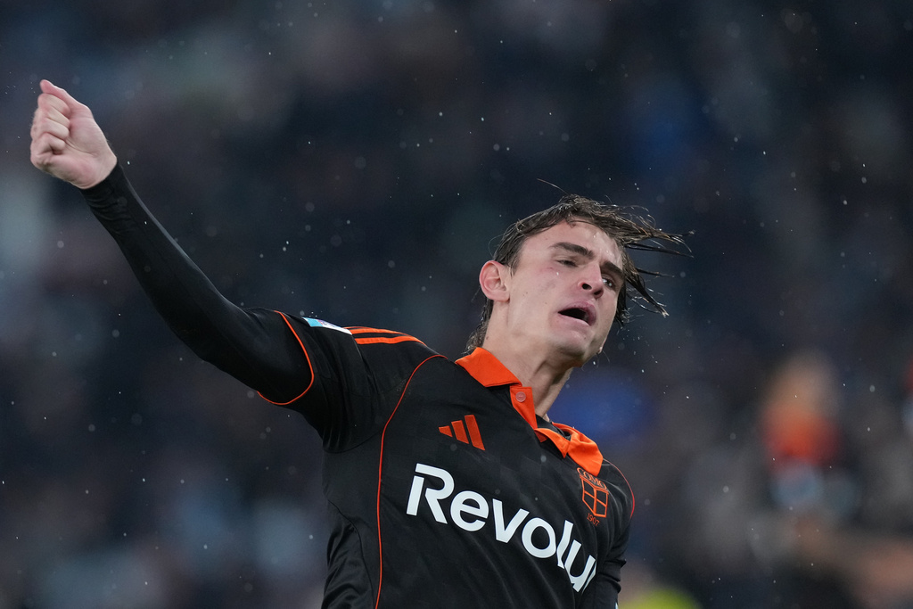 Como's Nico Paz celebrates after scoring his side's third goal during the Serie A soccer match between Lazio and Como, in Rome, Monday, Jan. 19, 2026. 2026. (Alfredo Falcone/LaPresse via AP)