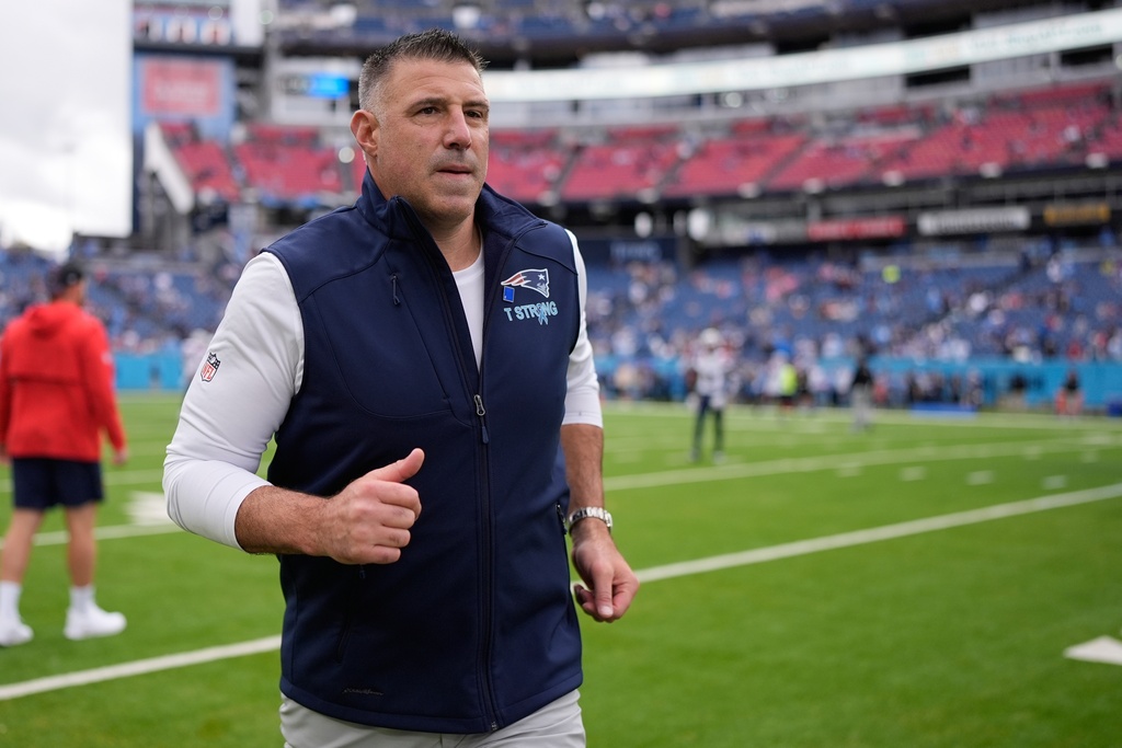 New England Patriots head coach Mike Vrabel runs off the field before an NFL football game against the Tennessee Titans, Sunday, Oct. 19, 2025, in Nashville, Tenn. (AP Photo/George Walker IV)
