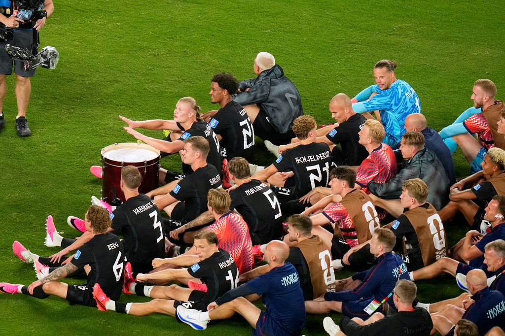 Norway's players perform a rowing ritual during the World Cup Group I soccer match between Norway and Senegal in East Rutherford, N.J., near New York, Monday, June 22, 2026. (AP Photo/Seth Wenig)