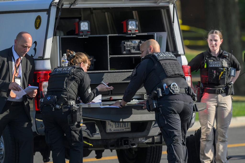 U.S. Secret Service police respond after a person was shot by law enforcement near the Washington Monument in Washington, Monday, May 4, 2026. (AP Photo/Rod Lamkey Jr.)
