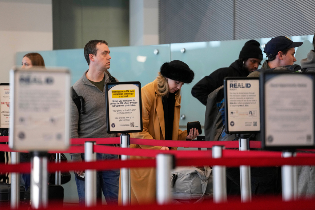 People wait in security lines at O'Hare International Airport, Monday, Nov. 10, 2025, in Chicago. (AP Photo/Erin Hooley)