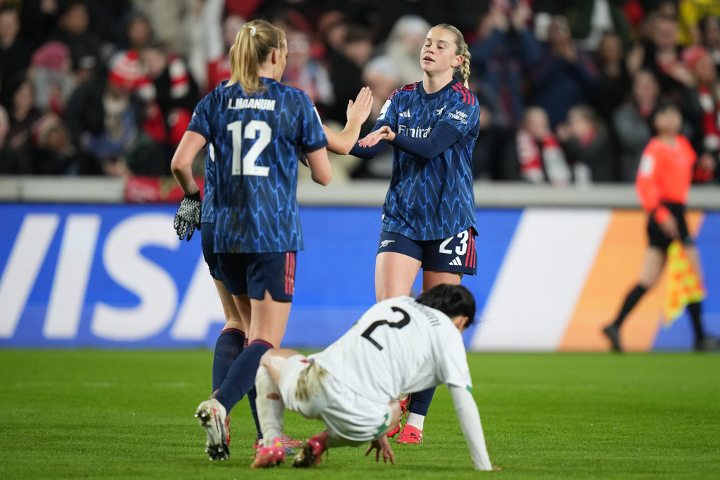 Arsenal's Alessia Russo, right, celebrates after scoring her side's fifth goal during the Women's Champions Cup semifinal soccer match between Arsenal and Asfar in London, Wednesday, Jan. 28, 2026. (AP Photo/Alastair Grant)