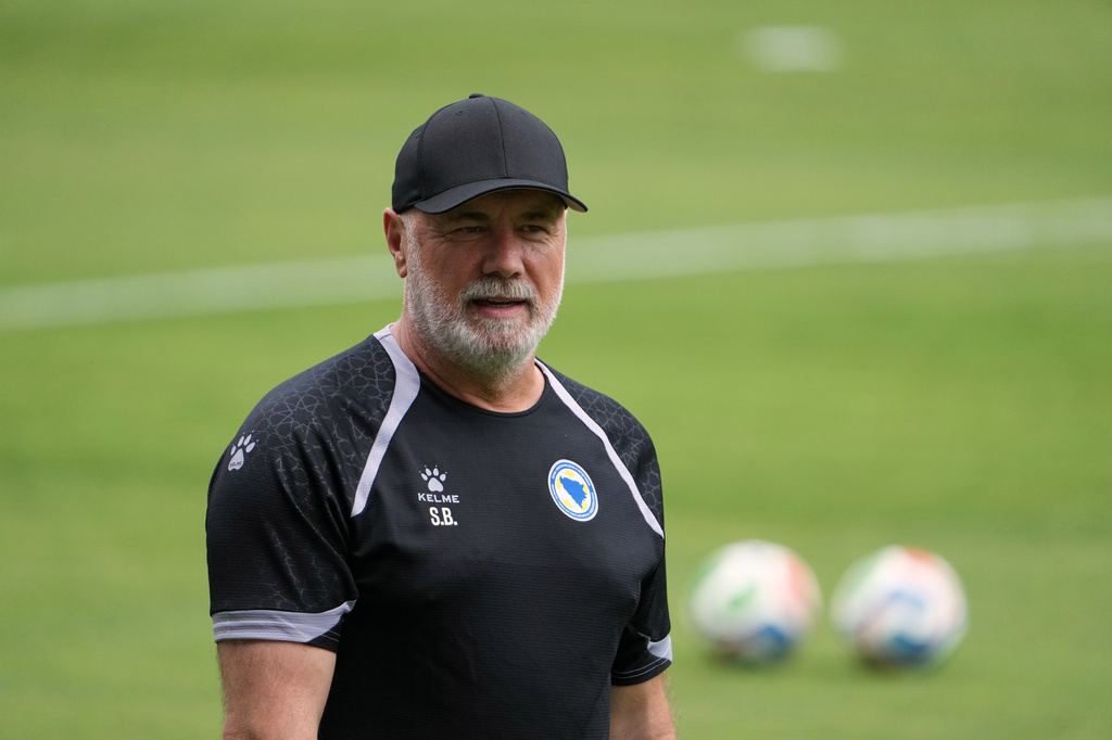 Bosnia head coach Serge Barbarez watches during a training session for the national soccer team Friday, June 5, 2026, in St. Louis, ahead of the World Cup soccer tournament. (AP Photo/Jeff Roberson)