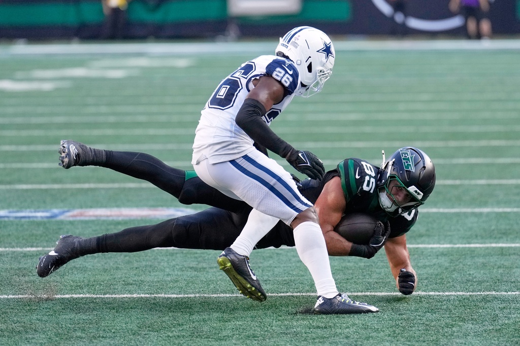 New York Jets' Mason Taylor catches a pass in front of Dallas Cowboys' Daron Bland during the second half of an NFL football game Sunday, Oct. 5, 2025, in East Rutherford, N.J. (AP Photo/Seth Wenig)