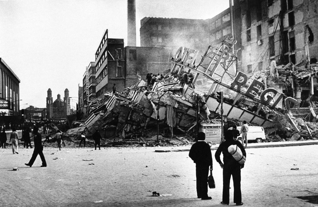 FILE - People inspect the destroyed Hotel Regis after an earthquake hit Mexico City, Sept. 19, 1985. (AP Photo/Paul Conklin, File)