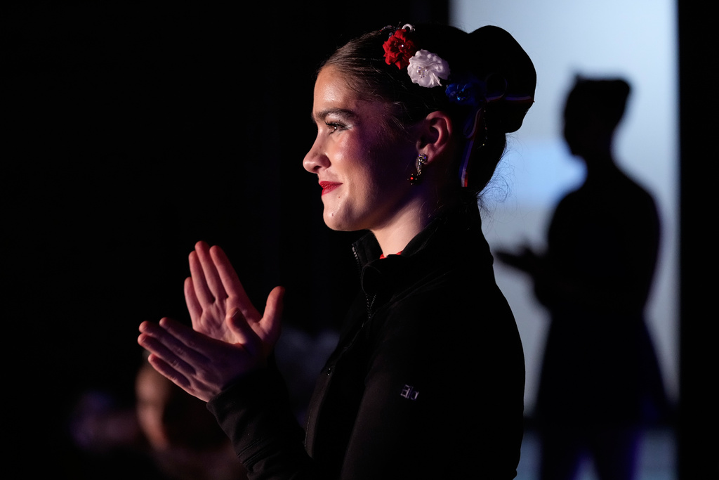 Eila Kinnard cheers her friend performance for Senior Classical Competition Women Ages 16-17 during the Youth America Grand Prix (YAGP) Semi-Finals at Dominican University Performing Arts Center in River Forest, Ill., Saturday, Feb. 7, 2026. (AP Photo/Nam Y. Huh)