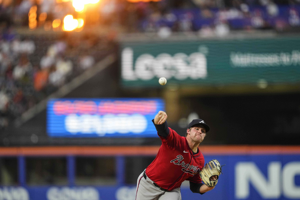 Atlanta Braves pitcher Bryce Elder throws during the second inning of a baseball game against the New York Mets, Thursday, Aug. 14, 2025, in New York. (AP Photo/Yuki Iwamura)
