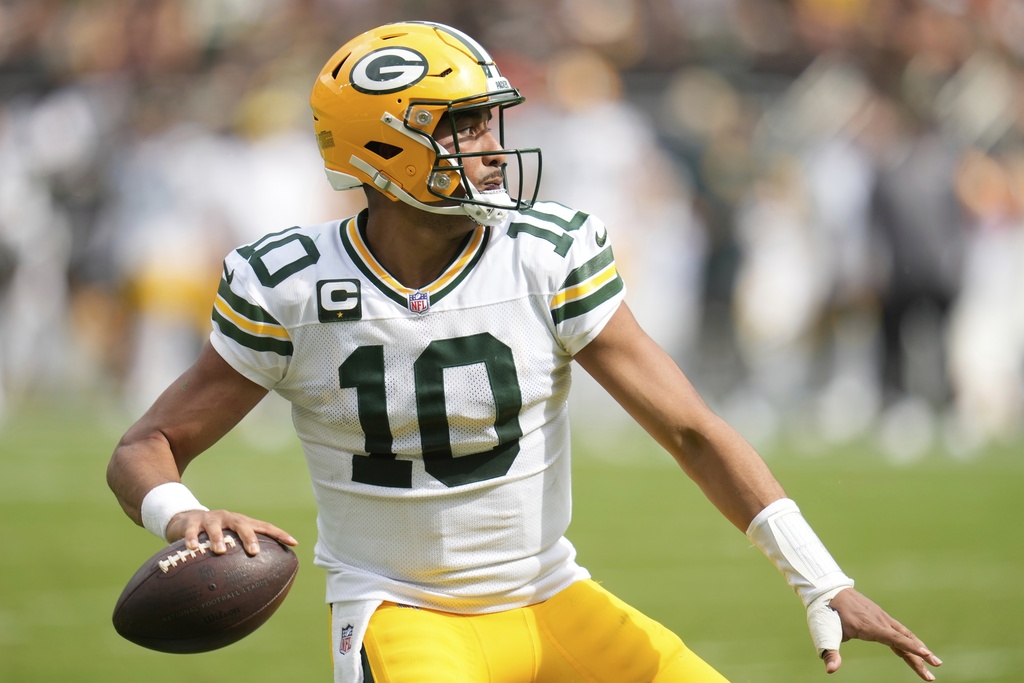 Green Bay Packers' Jordan Love thorws during the second half of an NFL football game against the Cleveland Browns Sunday, Sept. 21, 2025, in Cleveland. (AP Photo/Sue Ogrocki)