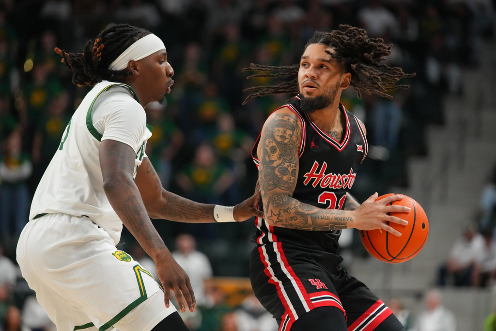 Houston guard Emanuel Sharp, right, works the floor as Baylor guard Obi Agbim applies pressure during the first half of an NCAA college basketball game Saturday, Jan. 10, 2026, in Waco. (AP Photo/Julio Cortez)