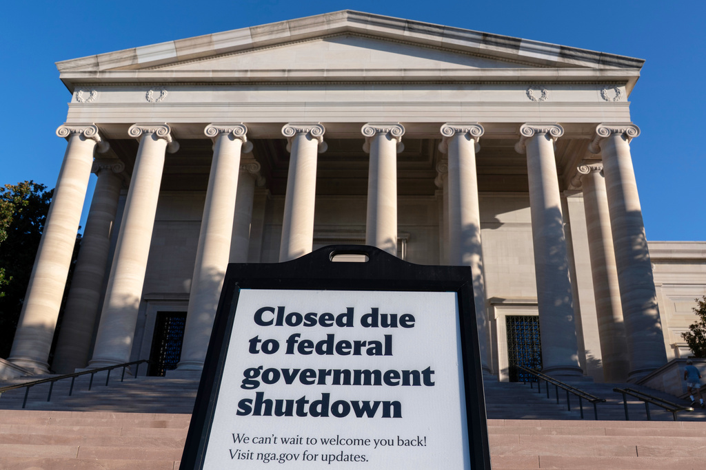 A sign that reads "Closed due to federal government shutdown," is seen outside of the National Gallery of Art on the 6th day of the government shutdown, in Washington, Monday, Oct. 6, 2025. (AP Photo/Jose Luis Magana)