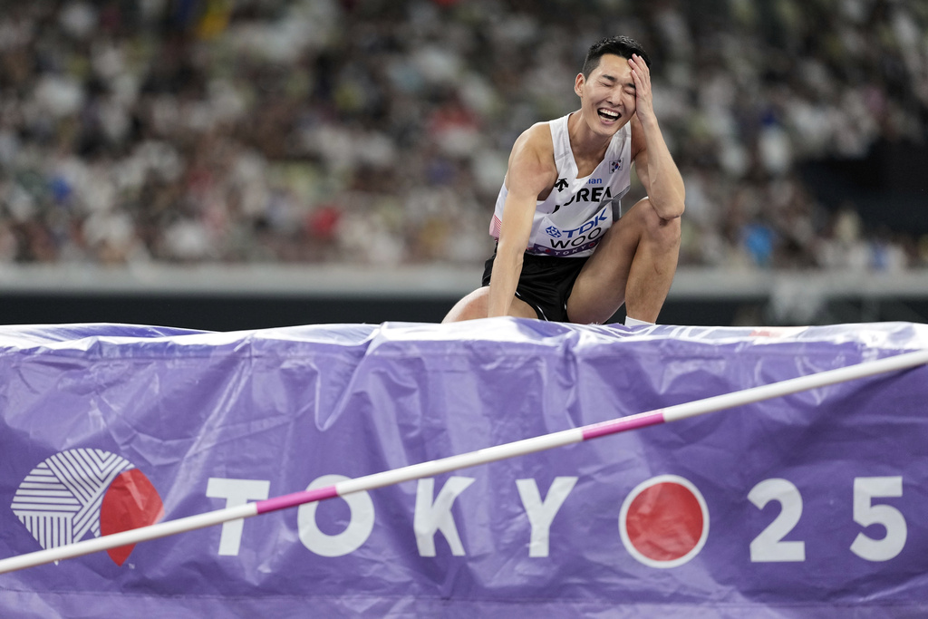 South Korea's Woo Sang-hyeok reacts after an attempt in the men's high jump final at the World Athletics Championships in Tokyo, Tuesday, Sept. 16, 2025. (AP Photo/Matthias Schrader)