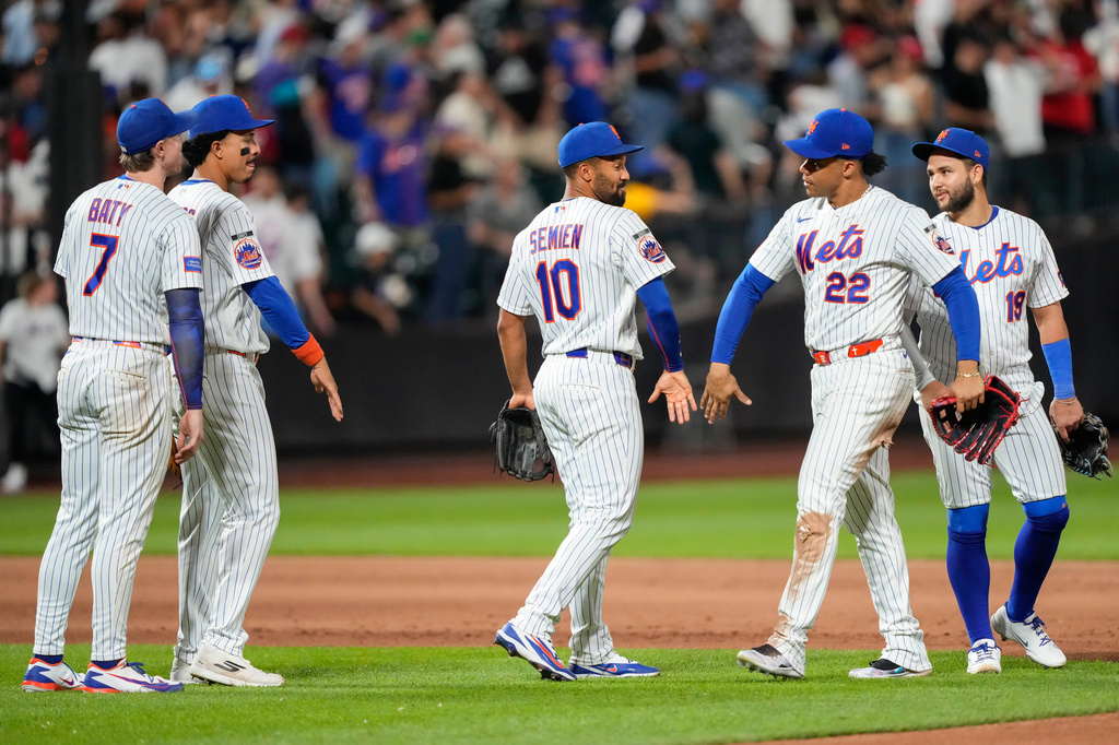 New York Mets left fielder Juan Soto (22) celebrates with second baseman Marcus Semien (10) after winning a baseball game against the Cincinnati Reds, Wednesday, May 27, 2026, in New York. (AP Photo/Yuki Iwamura)