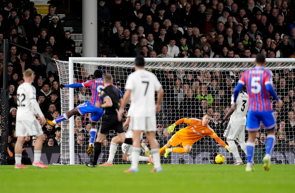 Crystal Palace's Eddie Nketiah, second left, scores his sides first goal during the English Premier League soccer match between Fulham and Crystal Palace, in London, Sunday, Dec. 7, 2025. (John Walton/PA via AP)