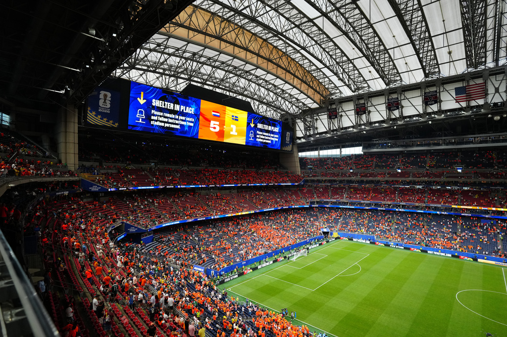 The video screen shows the final score and a Shelter in Place order due to the weather after the World Cup Group F soccer match between the Netherlands and Sweden in Houston, Saturday, June 20, 2026. (AP Photo/Karen Warren)