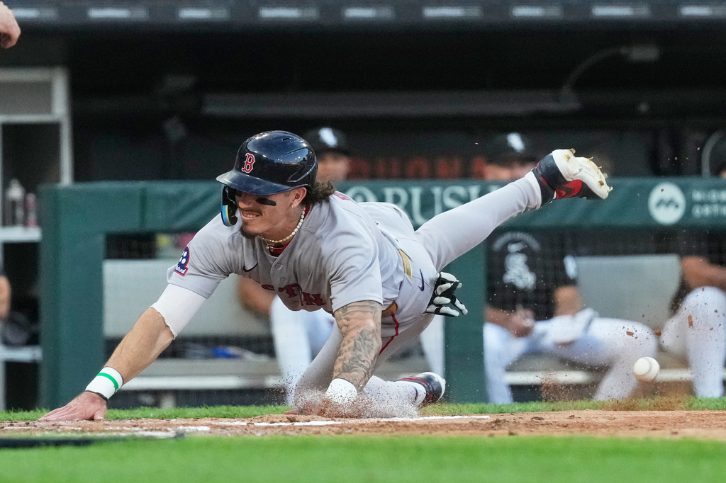 Boston Red Sox's Jarren Duran scores on a one-run single by Tsung-Che Cheng of Taiwan during the third inning of a baseball game against the Chicago White Sox in Chicago, Wednesday, July 8, 2026. (AP Photo/Nam Y. Huh)