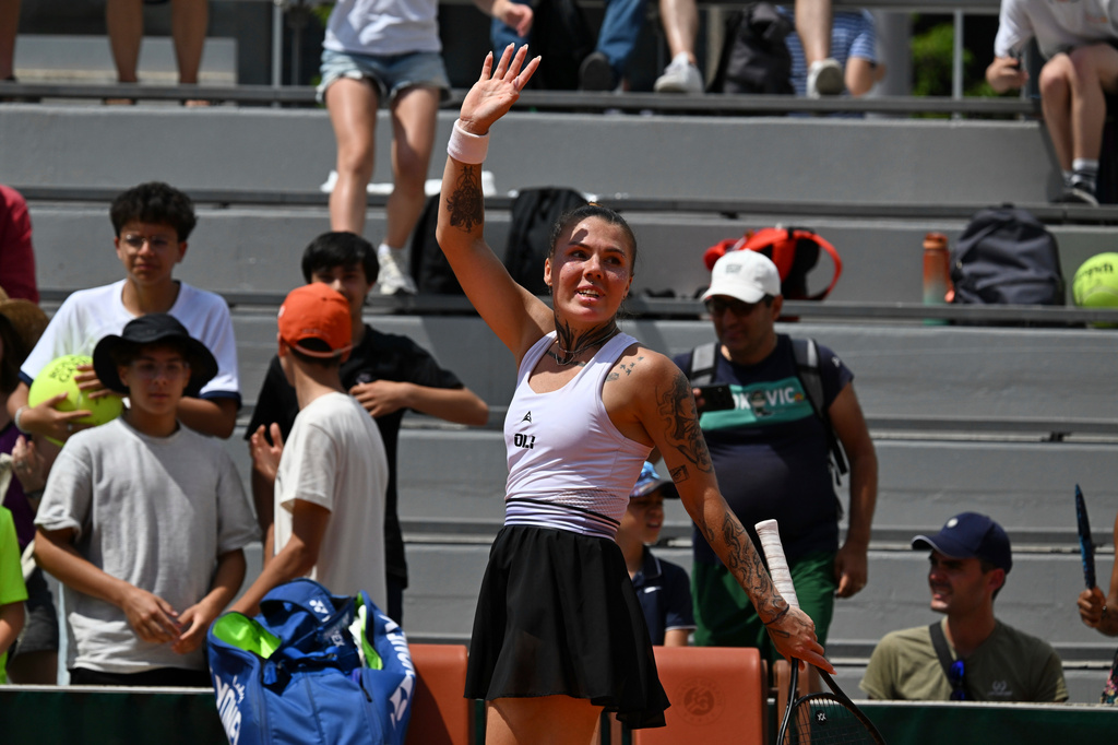 Oleksandra Oliynykova of Ukraine waves after the third round women's singles tennis match against Diana Shnaider of Russia at the French Open tennis tournament in Paris, Saturday, May 30, 2026. (AP Photo/Emma Da Silva)