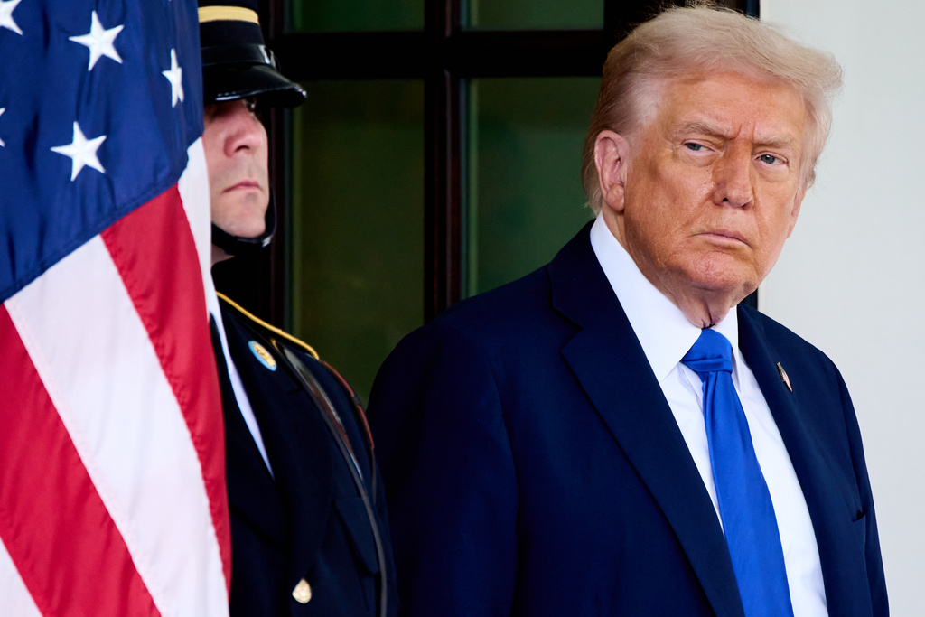 President Donald Trump waits to greet Canada's Prime Minister Mark Carney, as Carney arrives at the White House, Tuesday, Oct. 7, 2025, in Washington. (AP Photo/Jacquelyn Martin)