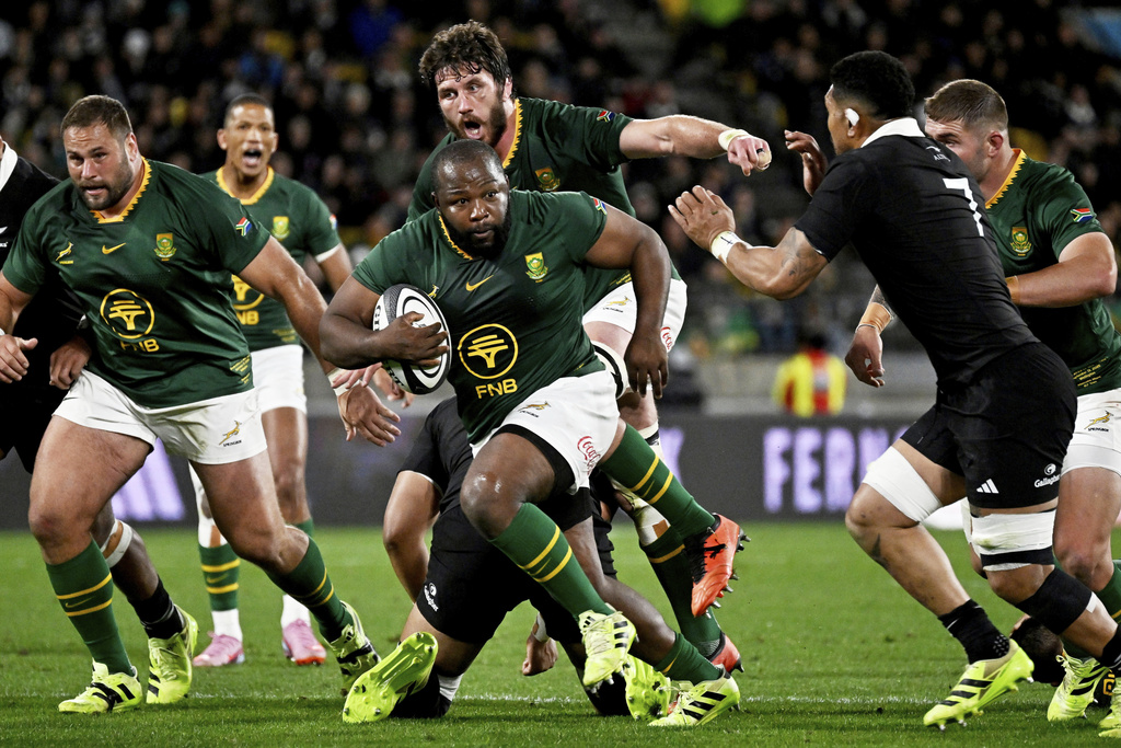 Ox Nche of South Africa runs at the defence during their Rugby Championship test match against the All Blacks in Wellington, New Zealand, Saturday, Sept. 13, 2025. (AP Photo/Masanori Udagawa)