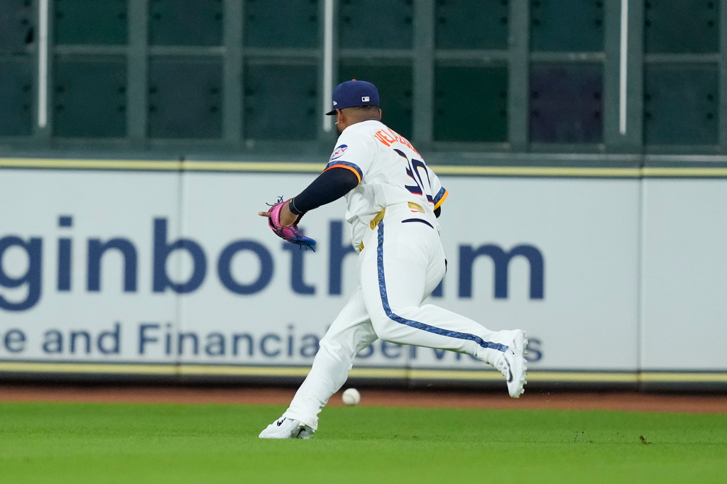 Houston Astros left fielder Nelson Velázquez chases after ball after committing a fielding error while trying to catch a fly ball by Chicago White Sox's Sam Antonacci during the first inning of a baseball game Monday, Aug. 31, 2026, in Houston. (AP Photo/David J. Phillip)