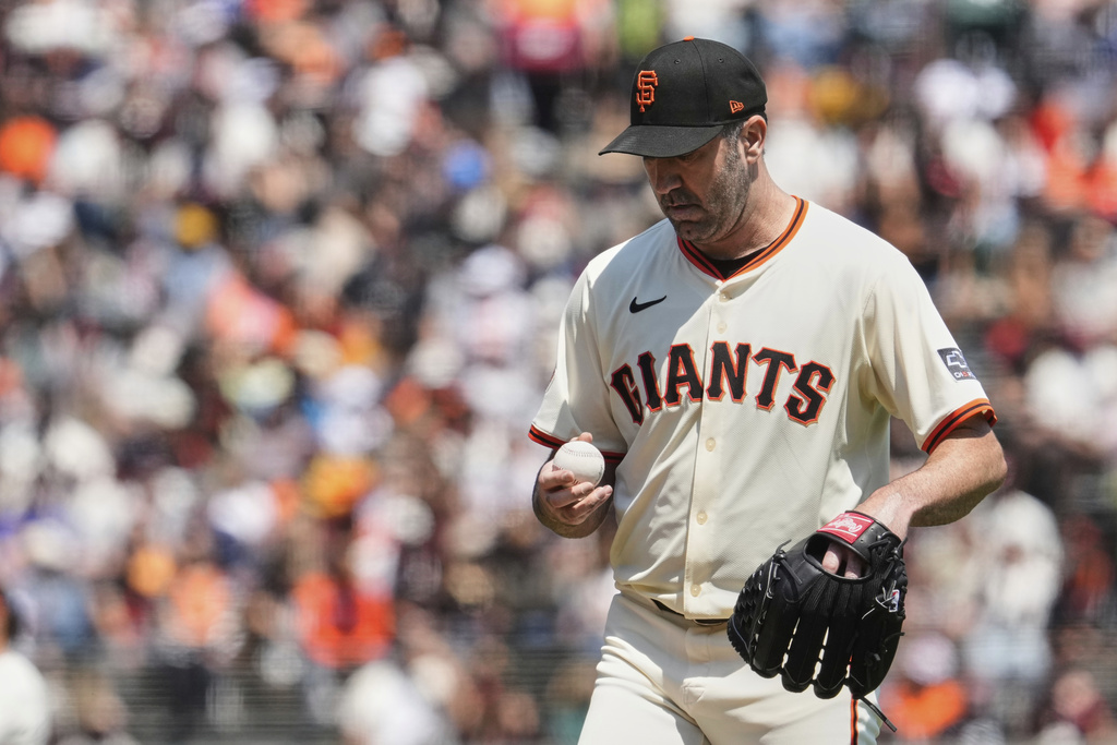 San Francisco Giants pitcher Justin Verlander stands on the mound after walking Washington Nationals' Josh Bell during the fourth inning of a baseball game, Sunday, Aug. 10, 2025, in San Francisco. (AP Photo/Godofredo A. Vásquez)