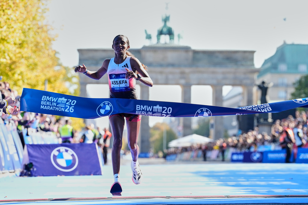 Ethiopia's Tigist Assefa crosses the finish line to win he Berlin Marathon in Berlin, Germany, Sunday, Sept. 27, 2026. (AP Photo/Ebrahim Noroozi)