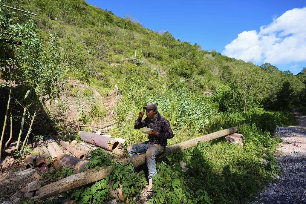 Carlos Martinez eats lunch next to the furnace where he cooks mercury in San Joaquin, Mexico, Tuesday, Aug. 19, 2025. (AP Photo/Fernando Llano)
